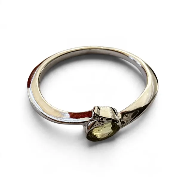 Peridot bypass solitaire ring in 925 silver, Oval cut, size 8