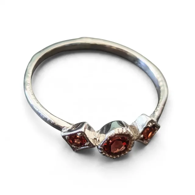 Garnet round cut trilogy ring in 925 silver, size 9