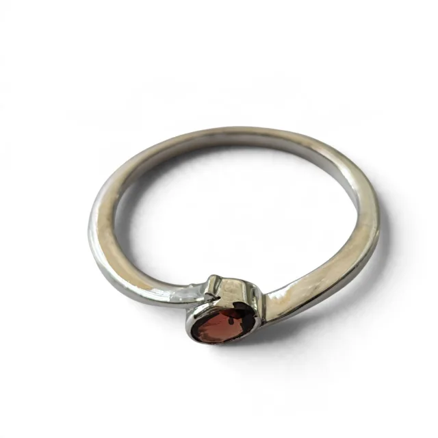 Garnet bypass solitaire ring in 925 silver, Oval cut, size 8