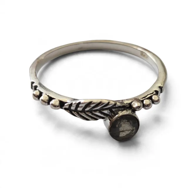 Labradorite ring with leaf  in 925 silver, Round, size 6