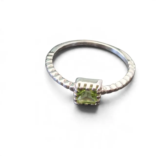 Peridot ring in 925 silver, Princess cut, size 10