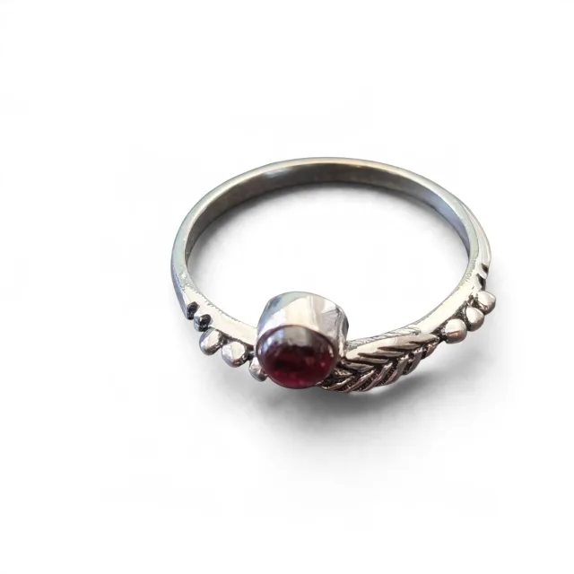 Garnet Cabochon ring with leaf  in 925 silver, Round, size 6