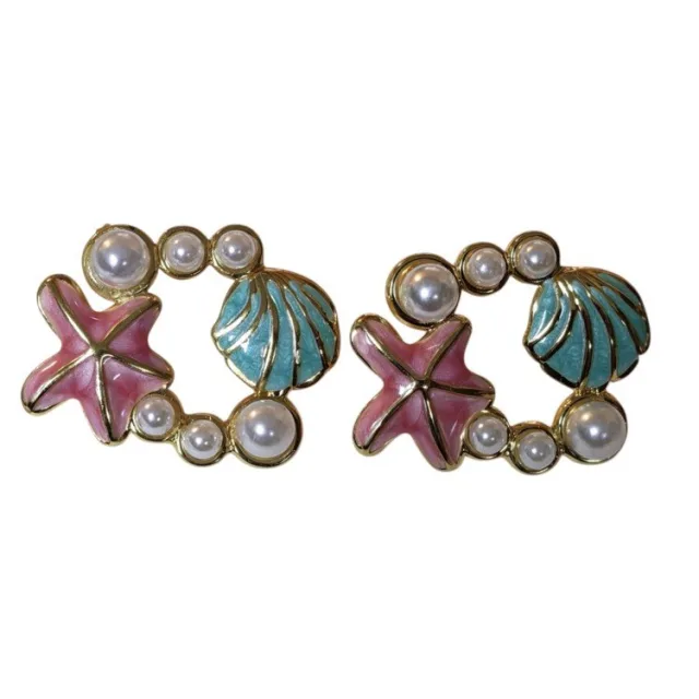 Coastal Starfish & Seashell Wreath Stud Earrings – Gold-Tone Stainless Steel with Pearls (33mm)