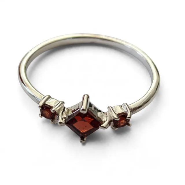 Garnet Geometric trilogy ring in 925 silver, size 9