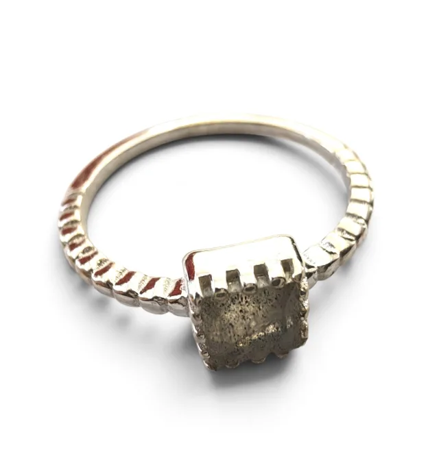 Labradorite ring in 925 silver, Princess cut, size 5